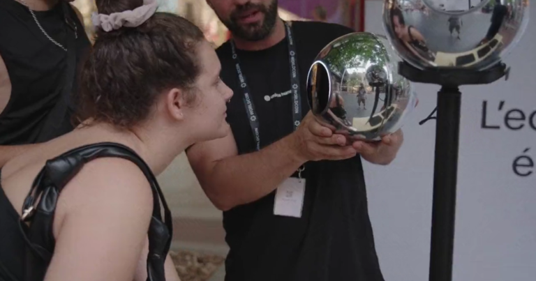 Orb, strieborná guľa s modrým skenerom dúhovky. Reprofoto: Twitter/Worldcoin