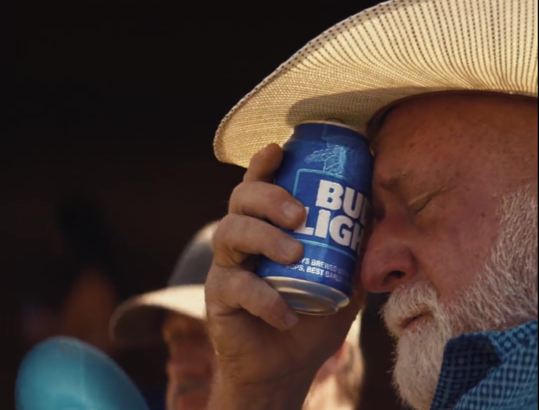 Robotník užívajúci si vychladený Bud Light. Reprofoto: twitter