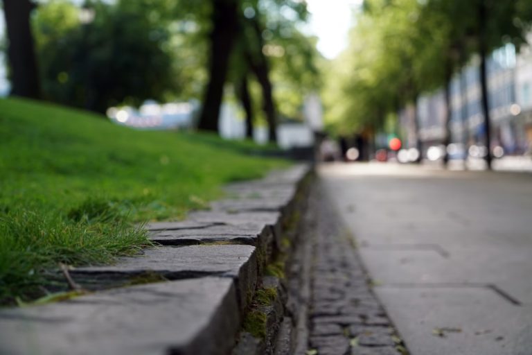 Dlho tu chýbal chodník. Mesto chybu čoskoro napraví. Foto: Unsplash