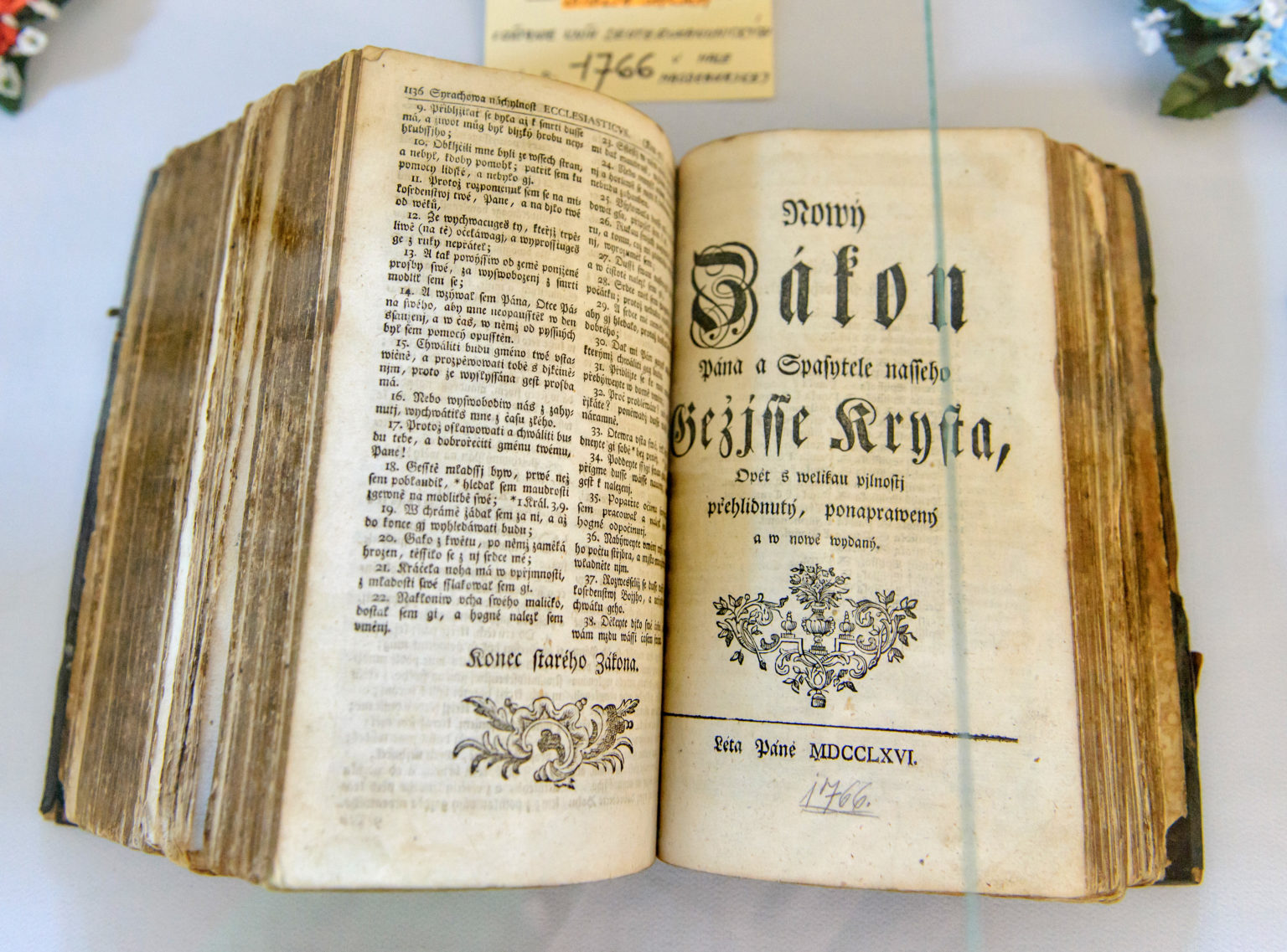 Historická Biblia z roku 1776. Foto: Henrich Mišovič/TASR