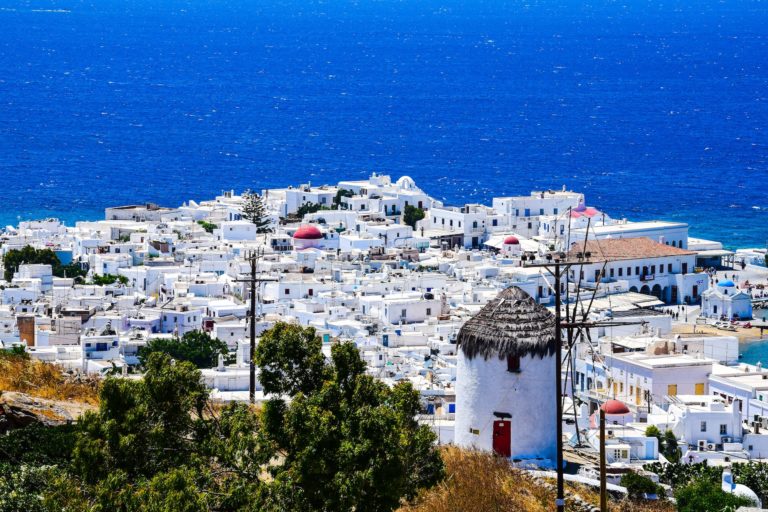 Jednou z možností, ako zabrániť zvýšenému teplu v budovách, je ich biely náter. Snímka z ostrova Santorini. Foto: Pexels.com