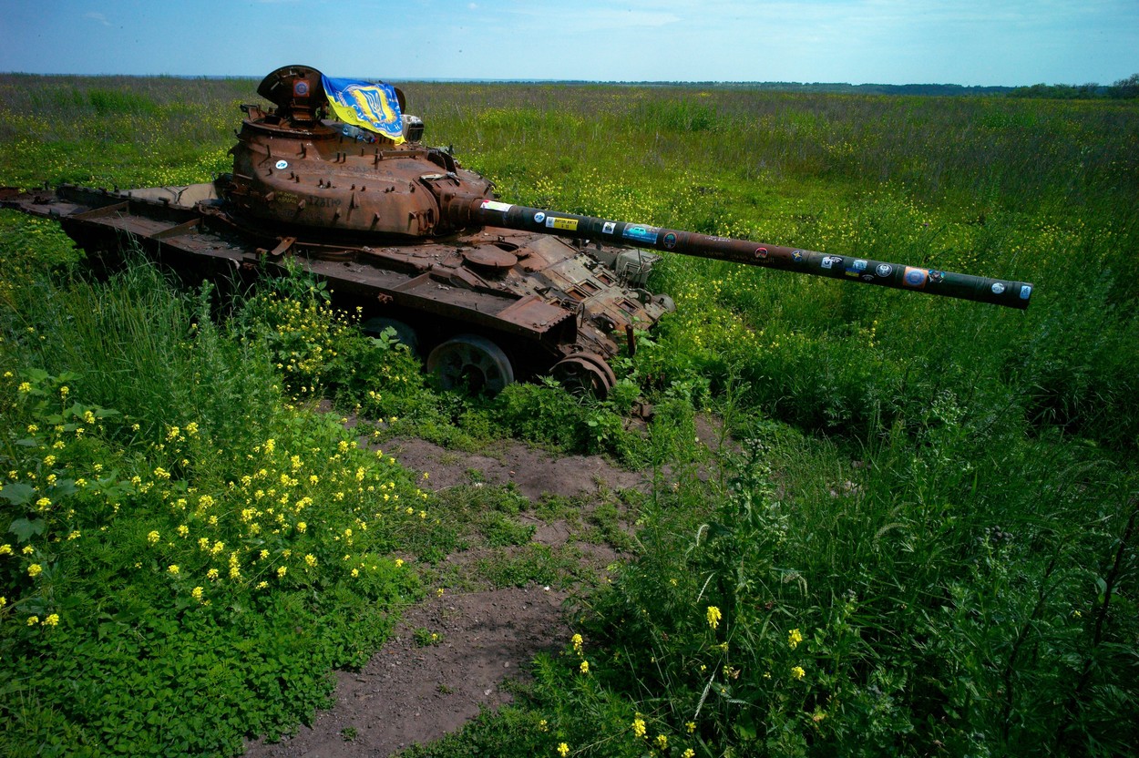 Zničený ukrajinský tank pri meste Izium. Foto: Profimedia