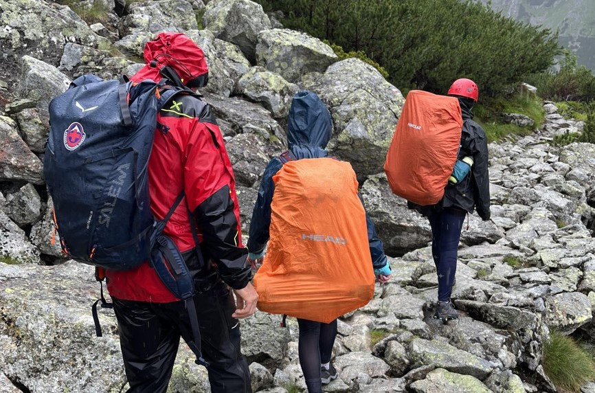 Uviaznuté turistky boli premočené a mierne podchladené. Foto: hzs.sk