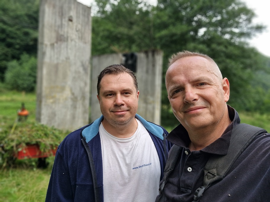 O poriadok sa postarali dobrovoľníci na čele: Zľava Ľuboš Majer a Patrik Groma. FOTO: P. Groma
