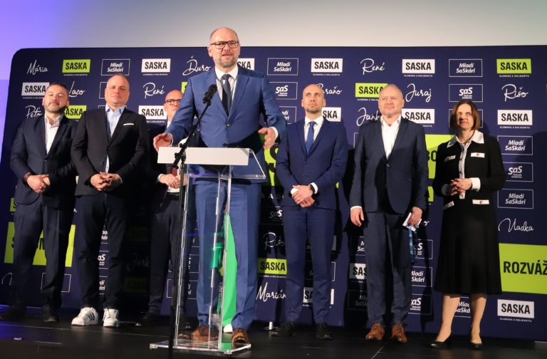 Richard Sulík (v popredí) a členovia strany SaS.. Foto: Ján Krošlák/TASR