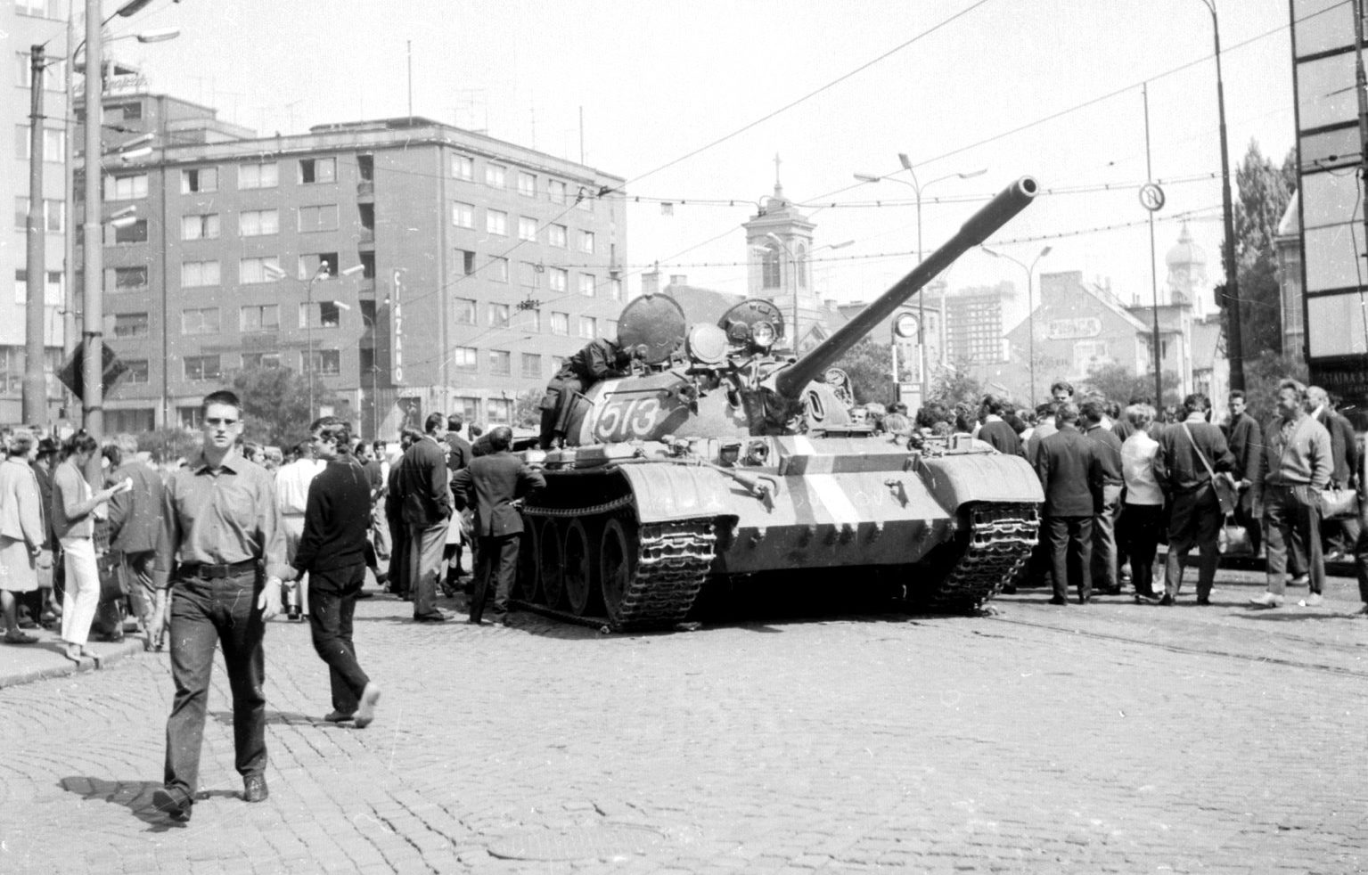 Na archívnej dokumentárnej snímke obyvatelia a tank na Štúrovej ulici a Námestí SNP v Bratislave 22.augusta 1968, deň po vstupe sovietskych tankov do mesta. Foto: Miroslav Vojtek/ Archív TASR
