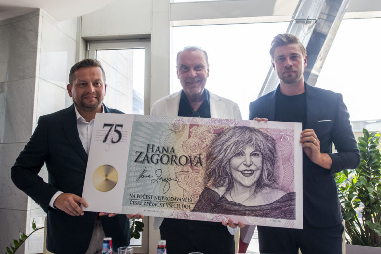Generálny riaditeľ českej Státní tiskárny cenin Tomáš Habelka, Štefan Margita a filmový režisér, moderátor a producent Petr Vìtrovský. Foto: TASR - Martin Baumann