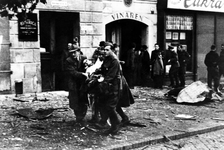Na archívnej snímke odnášanie ranených na námestí v Banskej Bystrici po bombardovaní mesta počas povstania v roku 1944. Foto: TASR