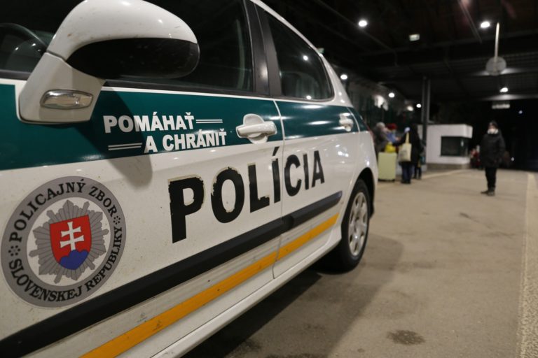 Neznámy muž mal lákať žiačku k sebe do auta. Ilustračné foto: Polícia SR