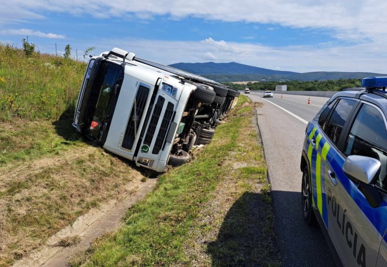Vodič odišiel z miesta nehody a keď sa po hodine vrátil, v dychu mal 3,02 promile. Foto: FB Polícia SR - Košický kraj