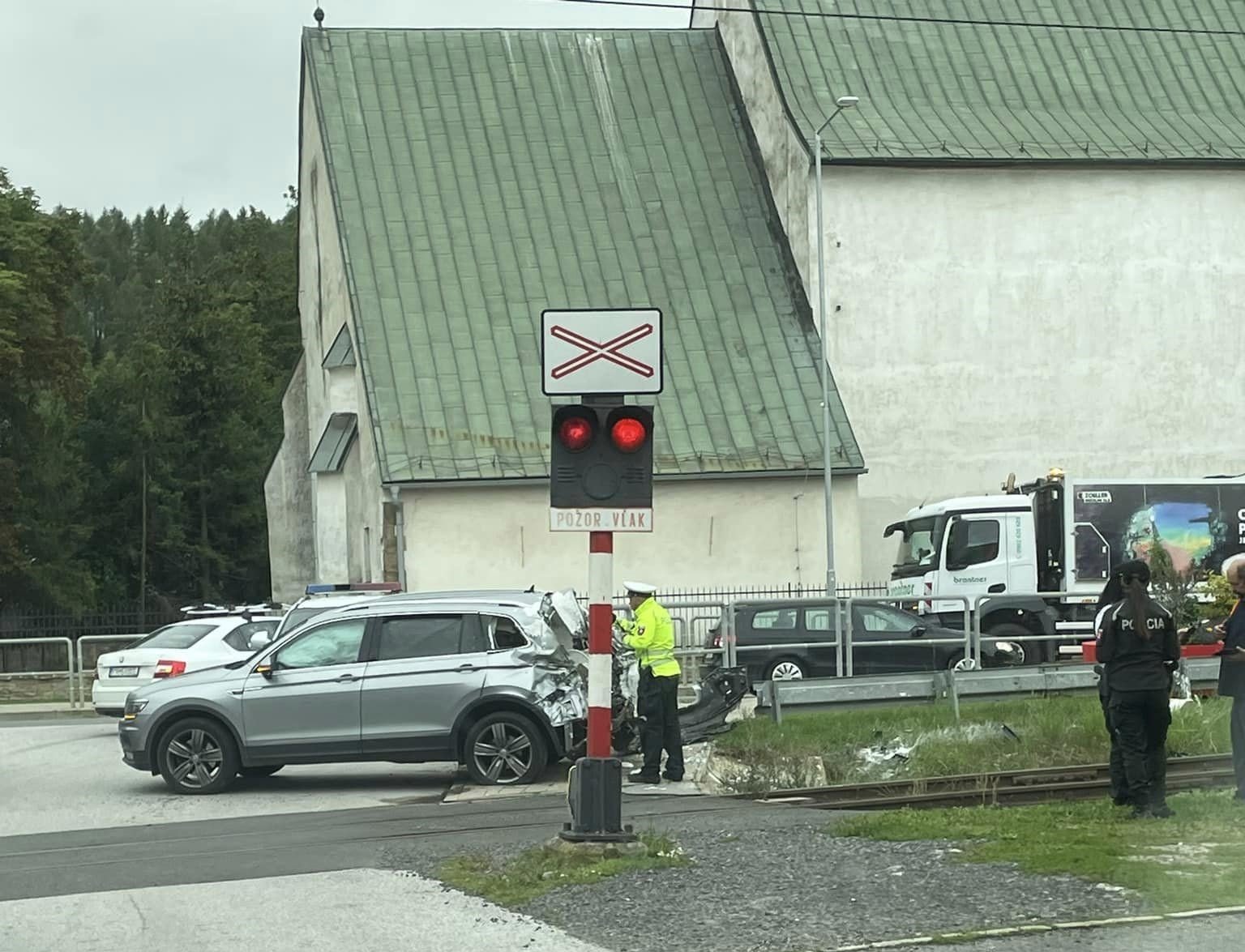 K zrážke došlo na železničnom priecestí, tvoria sa rozsiahle kolóny. Foto: FB Dopravný servis