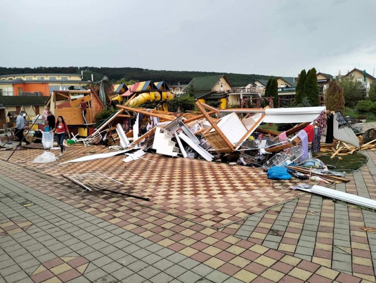Na juhu vyčíňalo počasie. Preverujú aj možnosť výskytu tornáda. Foto: Termálne kúpalisko Podhájska – oficiálna stránka/Facebook