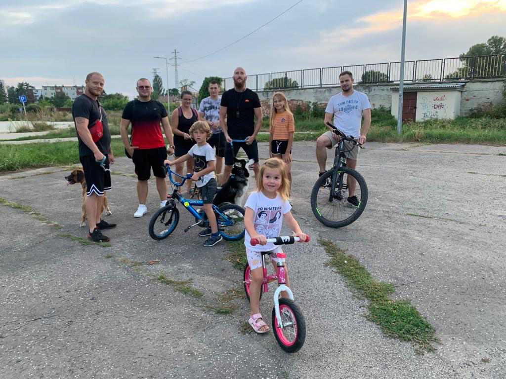 Rodičia preto založili skupinu občianska patrola. Na bicykloch, autách, či pešo prejdú po miestach, kde sa zdržiava mládež. FOTO: Daniel Strnisko