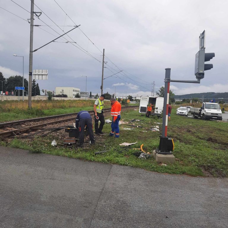 Šofér nákladného auta skončil v nemocnici. FOTO: redakcia