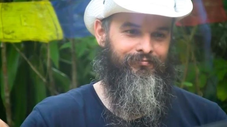Jára tvrdí, že problémy, ktorými ženy trpia, sú spôsobené háčikmi, ktoré v nich zanechali predchádzajúci sexuálni partneri a on tieto háčiky sexuálnym stykom údajne uvoľňoval. Foto: Náboženská společnosť cesta Guru Járy