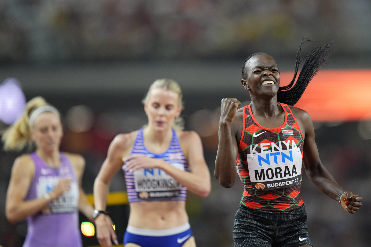 Keňanka Mary Moraaová sa teší z triumfu vo finále behu na 800 metrov. Foto: TASR/AP