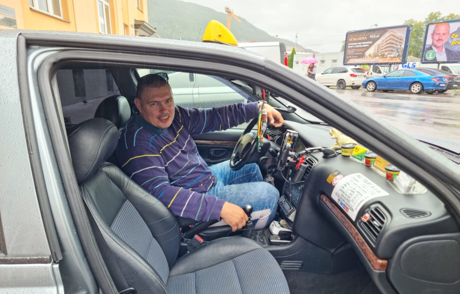 „Svoju prácu milujem a nikdy by som ju nemenil," tvrdí žilinský taxikár Michal Jasenák. FOTO: Pavol Konštiak