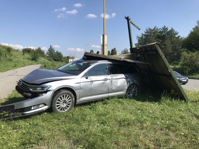 Vodič vybočil z dráhy a zastavil ho až bilboard s politickým motívom. Foto: Jozef Jarošík