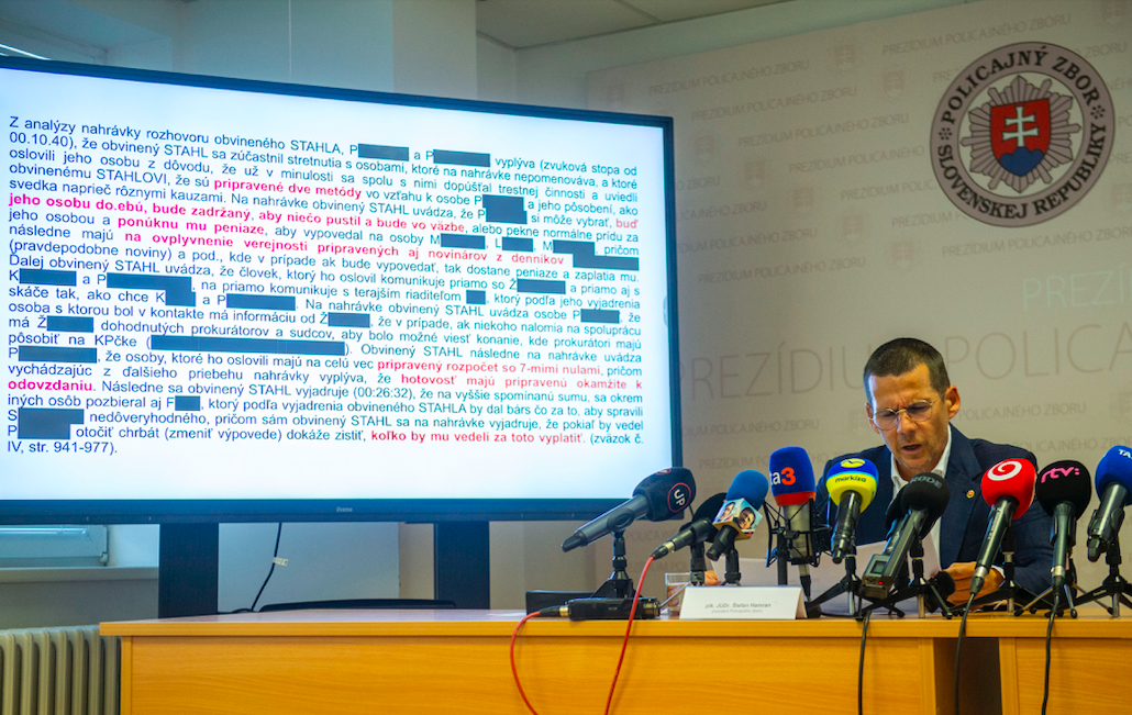 Policajný prezident Štefan Hamran zverejňuje časť spisu. Foto: TASR. 