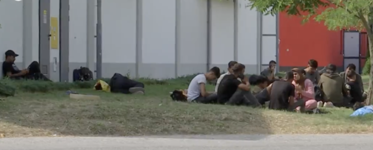 Južné Slovensko čelí náporu migrantov, zdržiavajú sa v centre mesta. Zdroj: reprofoto/noviny.sk
