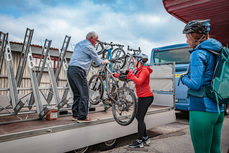 Na bicykloch aj do vzdialenejších destinácií: obľúbené cyklobusy sú späť  Foto: SAD Trenčín