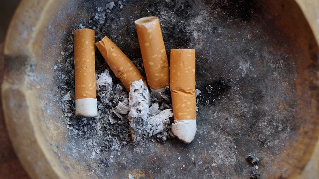 Namiesto mobilu cigareta. Aj takto to vyzeralo v minulosti. Ilustračná fotografia: Pixabay