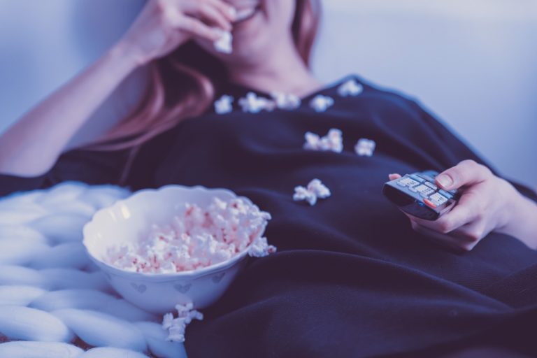  Ľudia na Slovensku najčastejšie sledujú spravodajstvo v televízii (42 percent). Ilustračná fotografia: Pixabay