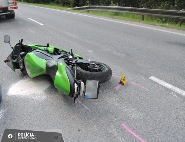 Po náraze do zvodidiel pri Klubine zahynul 24-ročný motocyklista. Foto: Polícia SR - Žilinský kraj/Facebook