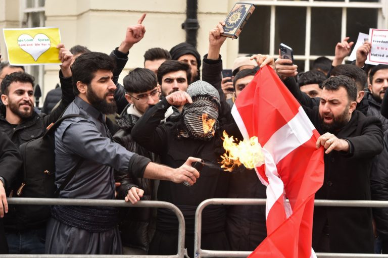 Moslimskí demonštranti pália švédske a dánske vlajky pred švédskym veľvyslanectvom v Londýne po tom, čo pravičiar dánskeho pôvodu spálil Korán pred tureckým veľvyslanectvom vo Švédsku, 28. januára 2023, Londýn, Anglicko, Spojené kráľovstvo. Foto: Profimedia.sk