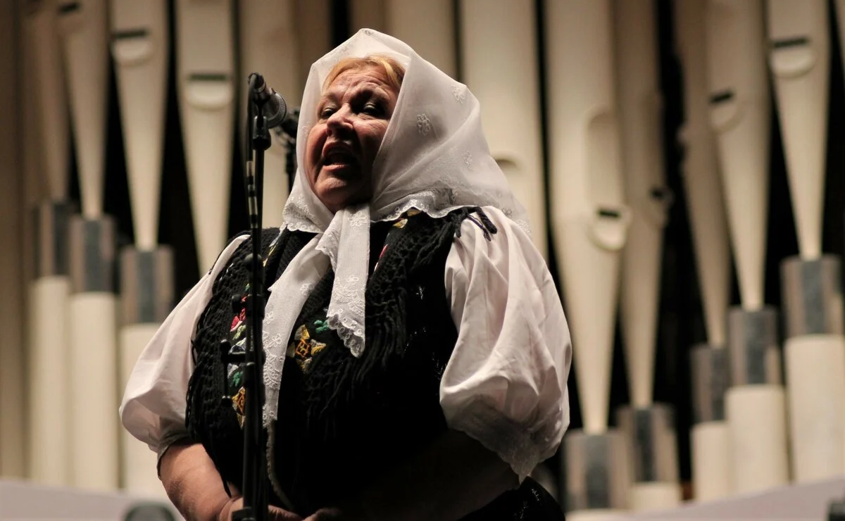 Spevácka legenda ľudových piesní Helena Zahradníková počas vystúpenia. Zdroj: folklorika.sk