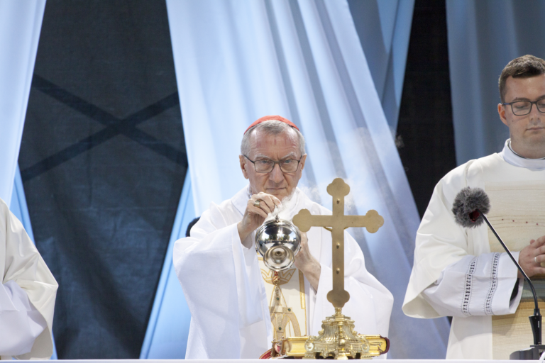 Na snímke uprostred štátny sekretár Svätej stolice kardinál Pietro Parolin celebruje slávnostnú omšu v rámci národnej púte k Sedembolestnej Panne Márii, patrónke Slovenska, v meste Šaštín-Stráže 15. septembra 2023. Foto: Dano Veselský/TASR