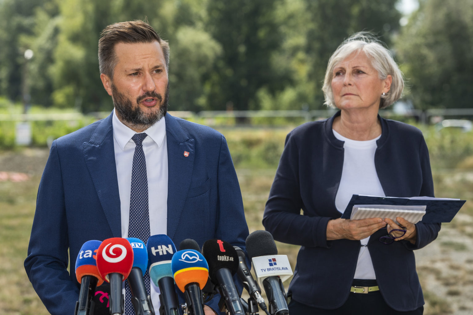 Primátor Bratislavy Matúš Vallo a prvá námestníčka primátora Bratislavy Tatiana Kratochvílová. Foto: TASR/Jaroslav Novák.