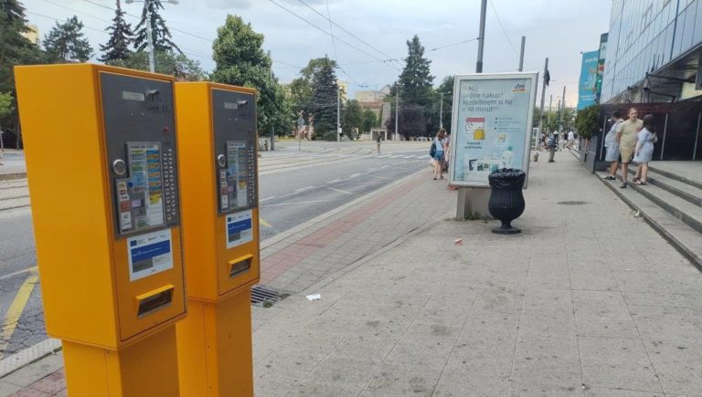 Dopravný podnik mesta Košice (DPMK) eviduje viacero poškodených automatov na cestovné lístky. Foto: FB DPMK. 
