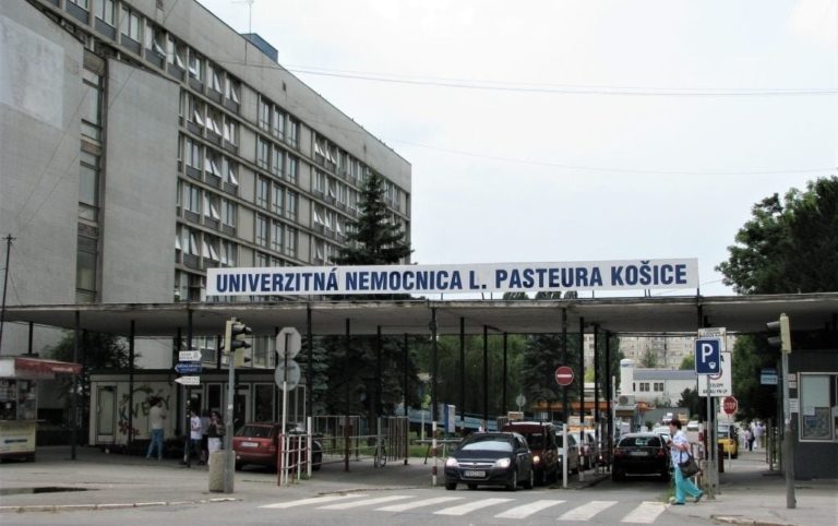 Balkóny pavilónu sú vo veľmi zlom technickom stave. Foto: tasr