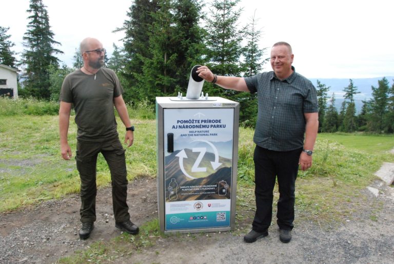 Prvú zo zberných nádob na zálohované obaly osadili v júli na Hrebienku vo Vysokých Tatrách. Foto: FB  Vysoké Tatry. 