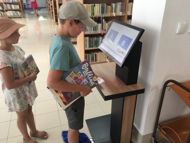 Samoobslužné stanice na požičanie kníh. FOTO: PSK