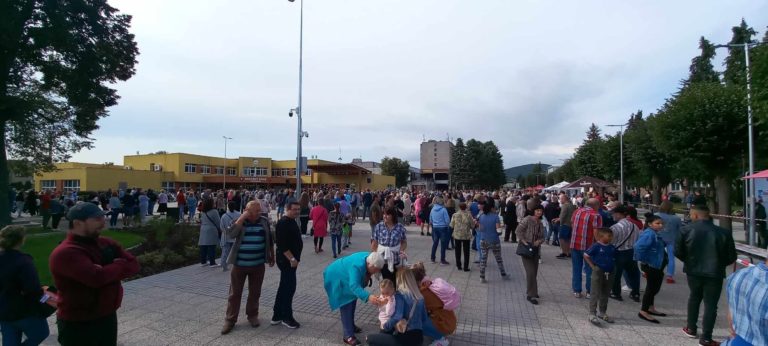 Otvorenie námestia prilákalo množstvo ľudí. Foto: Anna Pilníková 