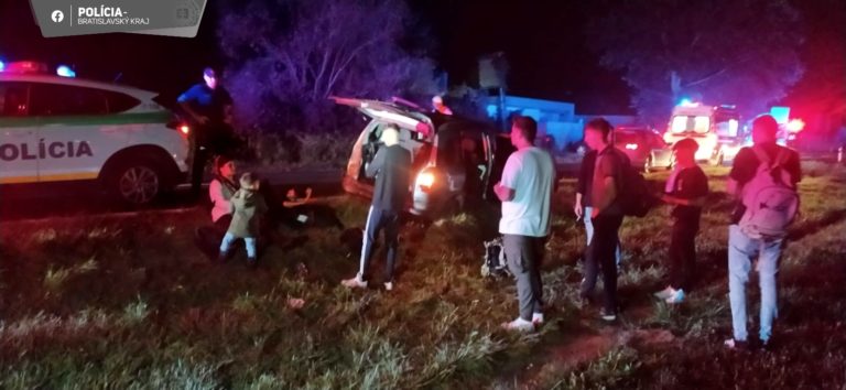 Z vozidla vystúpilo 11 osôb, z toho jedna žena a 3 deti. Foto: Polícia.
