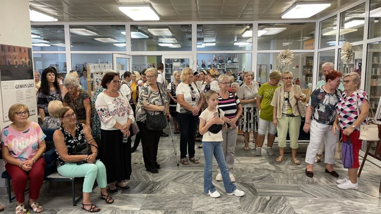 Takmer 40 krojovaných bábik vystavujú vo Vihorlatskej knižnici. Foto: FB Vihorlatská Knižnica Humenné