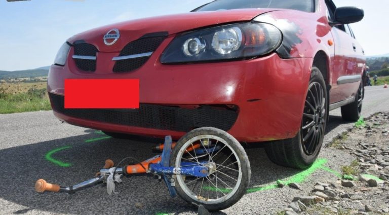 Vodič z neznámych príčin vošiel do protismeru a prednou častou vozidla narazil do bicykla, ktorý v tom čase viedla maloletá osoba. Foto: FB Polícia SR- Košický kraj