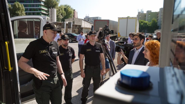 Polícia SR má k dispozícii 8 nových špeciálne upravených vozidiel Volkswagen Crafter. Foto: FB Ministerstvo vnútra SR 