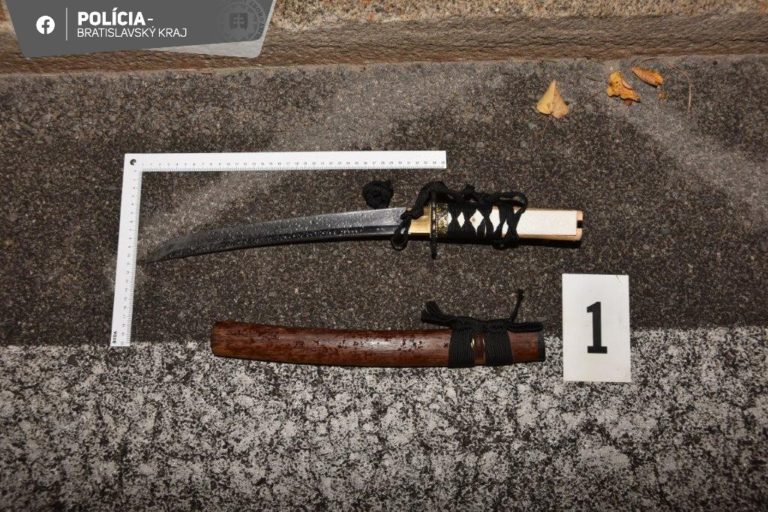 Polícia zadržala dva japonské meče katany. Foto: Polícia SR - Bratislavský kraj.