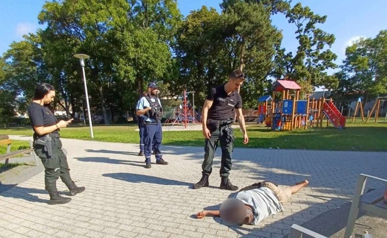 Opitého muža ležiaceho na ihrisku zachránili. Foto: Polícia SR - Bratislavský kraj