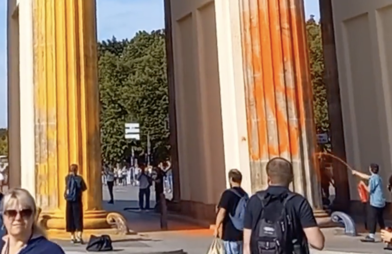 Brandeburská brána v Berlíne. Zdroj: X/Letzte Generation