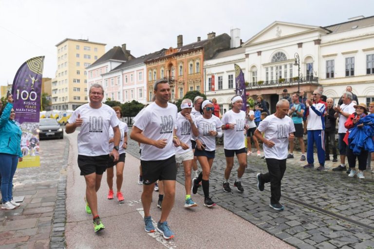 Charitatívny štafetový beh do francúzskeho Štrasburgu odštartovali z centra Košíc v nedeľu popoludní. Foto: tasr