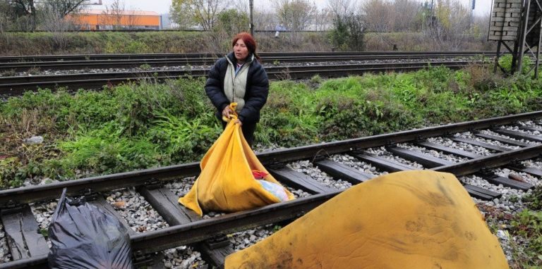 Mesto Košice koncom októbra 2012 pristúpilo k vysťahovaniu rómskej komunity v lokalite Nižné Kapustníky s tým, že ich obydlia sú odpad. Foto: tasr