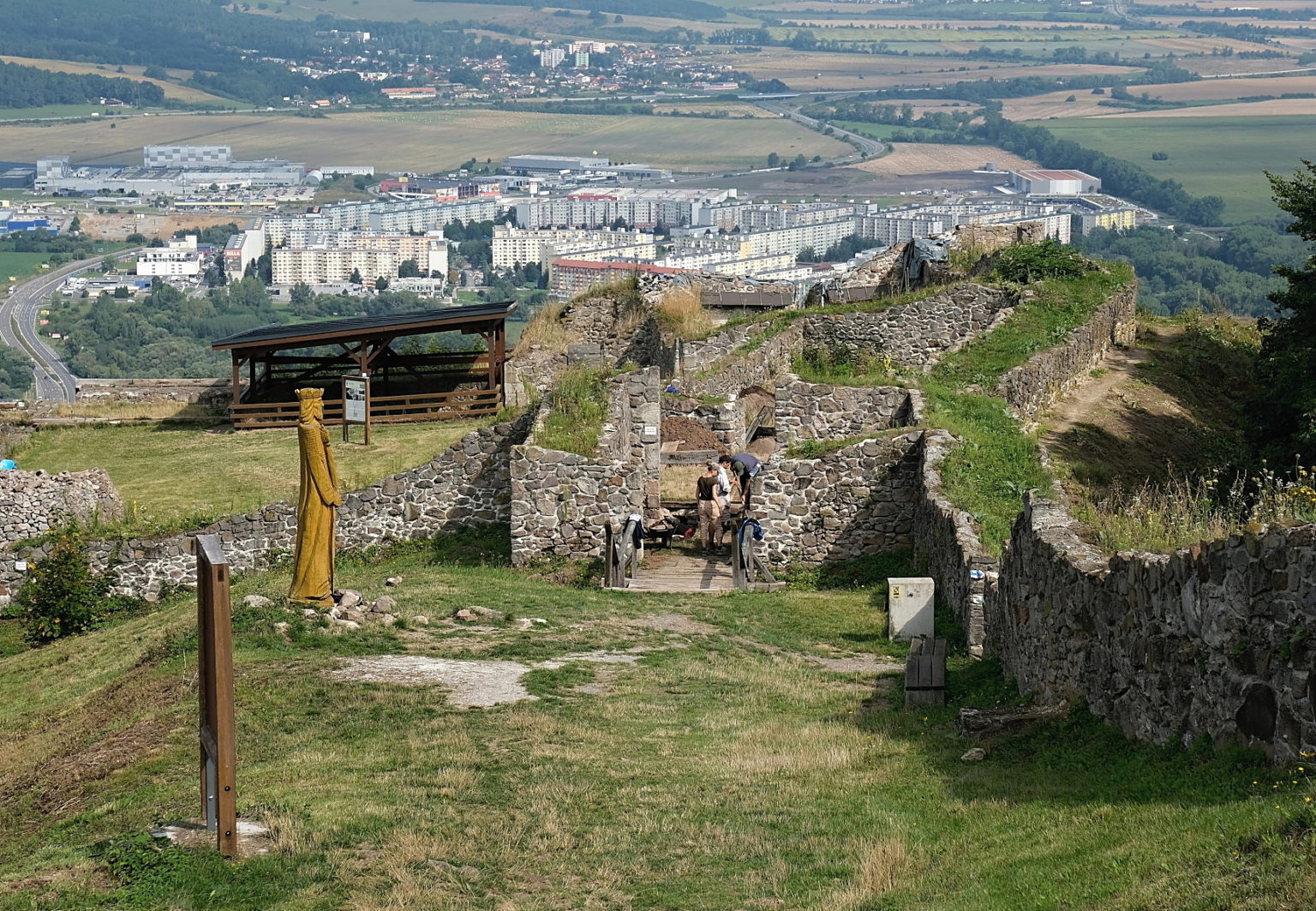 Výskum vo vstupnej bráne tzv. Dončovho hradu. Foto: Ján Beljak.