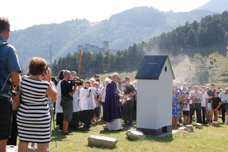 Na požehnanie novej krížovej cesty prišlo veľa veriacich. Foto: Farnosť Strečno
