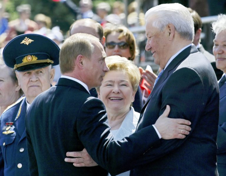 Rok 2004, ruský prezident Putin sa zdraví so svojim predchodcom Jeľcinom počas sviatku ruskej nezávislosti. Foto: Profimedia.sk