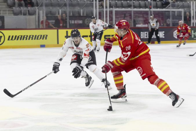 Cooper Zech vľavo a Elvis Schlaepfer z Bielu v akcii počas zápasu hokejovej Ligy majstrov medzi švajčiarskym EHC Biel-Bienne a slovenským HC Košice v Tissot Arene v Biel, Švajčiarsko, štvrtok 31. augusta 2023. Foto: SITA/AP